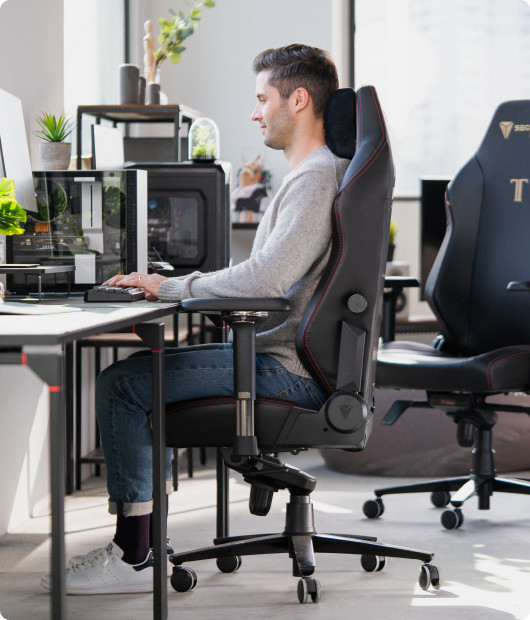 A man is supported by the full-length ergonomic backrest on the Secretlab TITAN Evo.