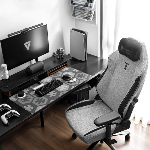 Product setup photo of Secretlab TITAN Evo in SoftWeave™ Plus Cookies & Cream