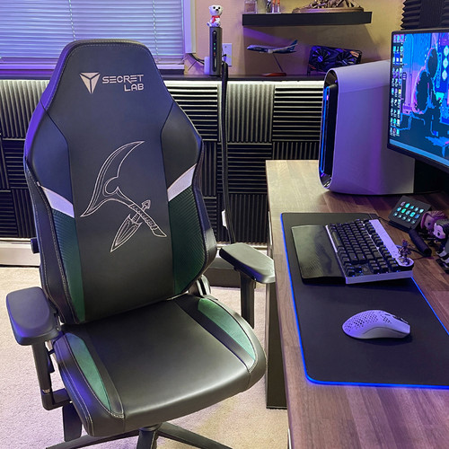Product setup photo of Secretlab TITAN Evo in NEO™ Hybrid Leatherette League of Legends Akari