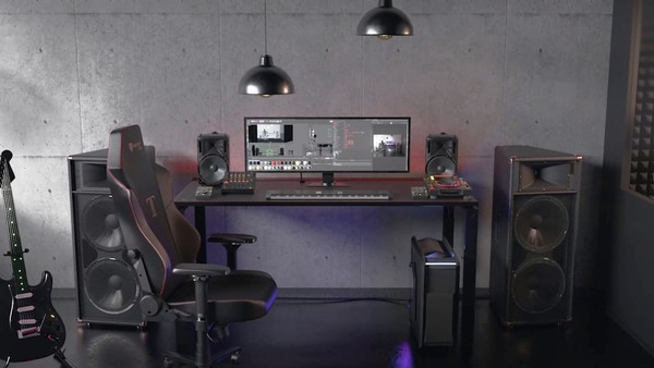 Yaratıcı/müzisyenden ilham alan bir kurulumda Secretlab Magnus metal masasının sergilenmesi